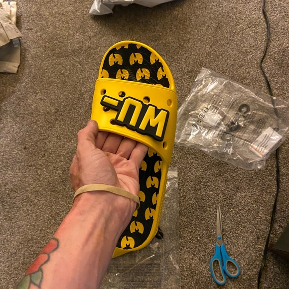Crocs NWT WU-Tang mens size 11 USA sold out just got out da mailbox Blac&yellow - Picture 10 of 17